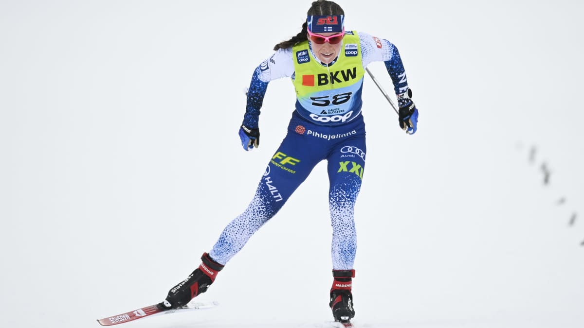 Krista Pärmäkoski hiihtää vapaalla hiihtotavalla.