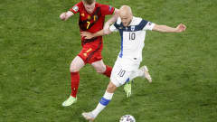 Teemu Pukki ja Kevin De Bruyne pallossa EM-kisojen ottelussa 21. kesäkuuta 2021.