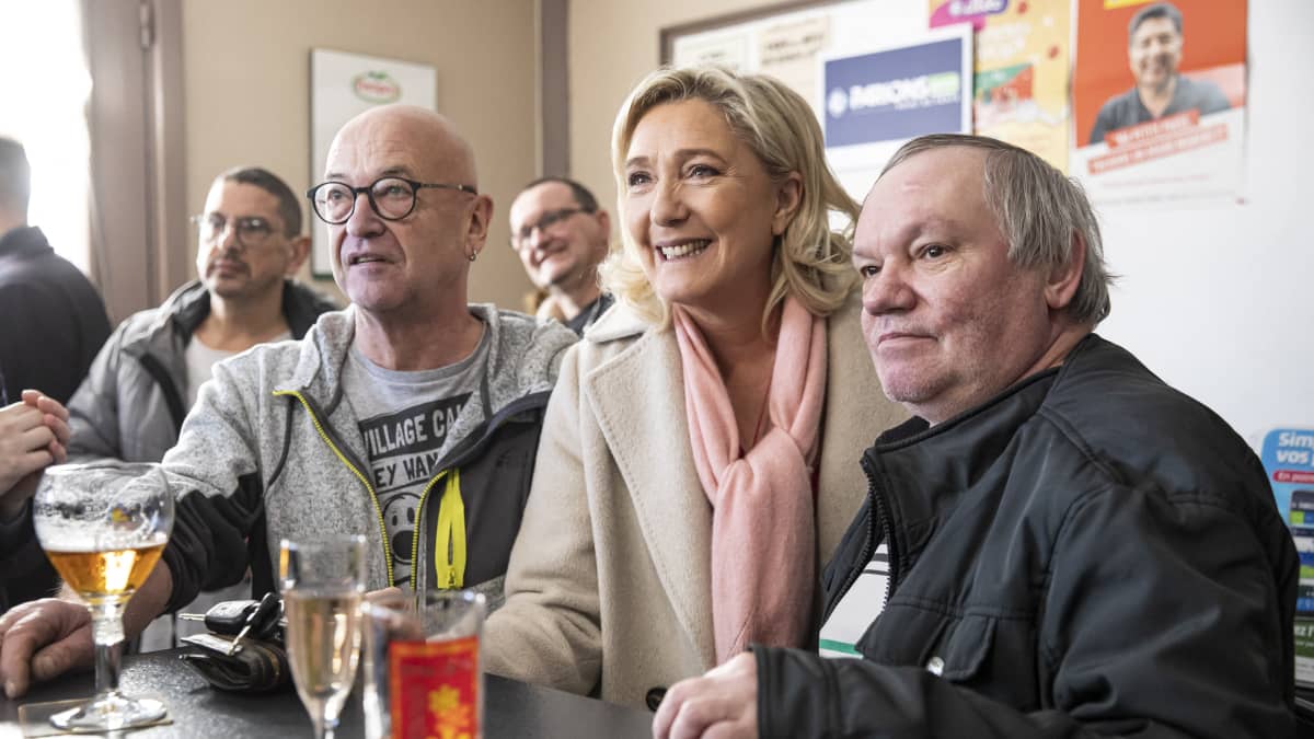 Marine Le pen ja kaksi miestä baaritiskillä