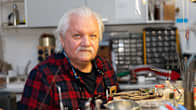 Enontekiöläinen hopeaseppä Tuomo Laakso työpajassaan Hetassa.