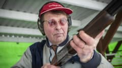 Siilinjärven urheiluampujien puheenjohtaja Seppo Mahlamäki ampuu haulikolla Siilinjärven ampumaradalla