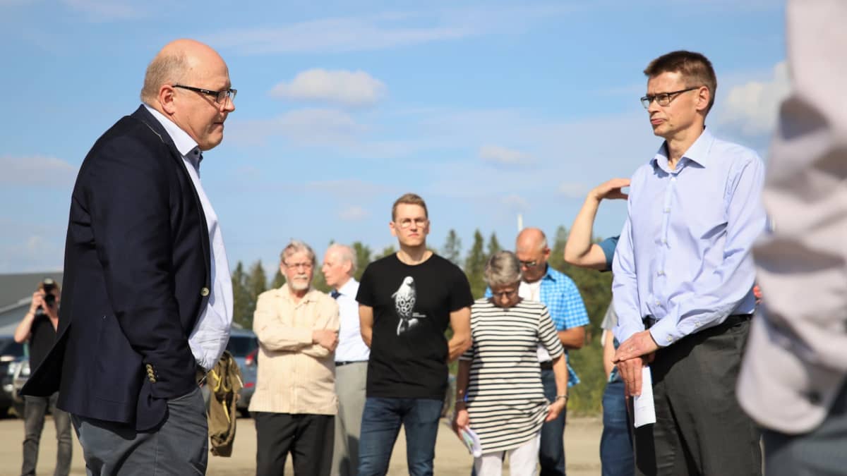 Finnpulpin projektijohtaja Timo Piilonen esitteli havusellutehtaalle suunniteltua paikkaa elokuussa KHO:n puheenjohtaja ja presidentti Kari Kuusiniemelle.