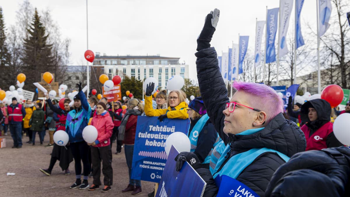  OAJ:n paikallispuheenjohtaja Johanna Kämäräinen lakkotapahtumassa Jyväskylän paraatiaukiolla.