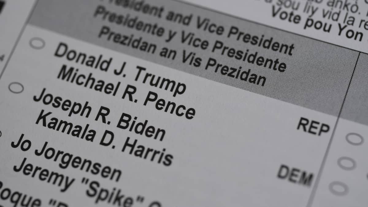Lähikuva amerikkalaisesta vaalilipussa. Näkyvissä vaihtoehdot  Donald  J. Trump/Michael Pence sekä Joseph Biden/Kamala D. Harris.