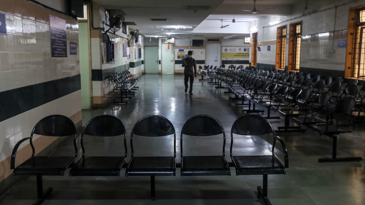 Tyhjä rokotuskeskus rokotepulasta kärsivän Intian Mumbaissa