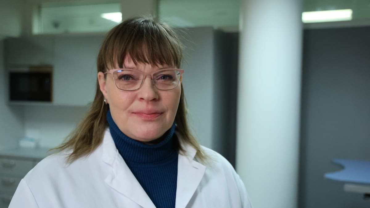 Ravitsemusterapeutti Anna-Maria Teeriniemi hymyilee kameralle valkoisessa takissa.