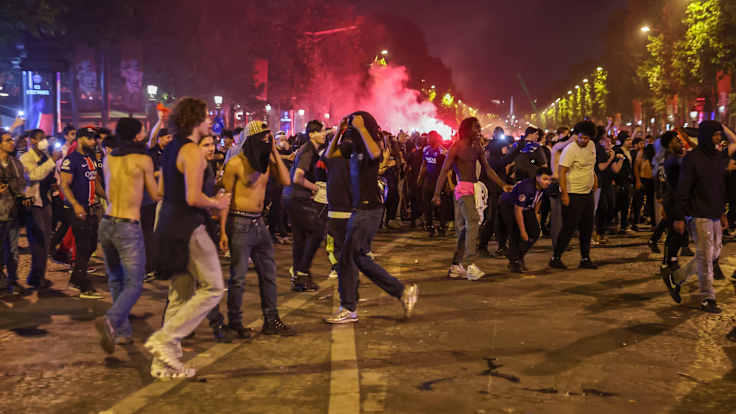 PSG:n fanit juhlivat Champs-Elysees-kadulla joukkueensa voitettua Mestarien liigan finaalin.