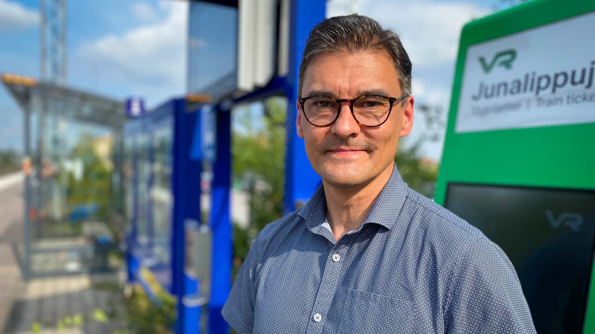 Nokian kaupunkikehitysjohtaja Mikko Nieminen Nokian asemalla.