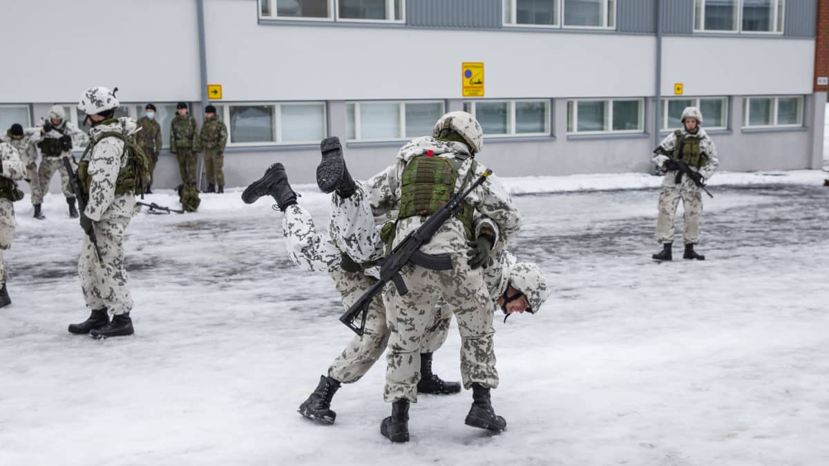 Voimankäytön koulutusta varushenkilöille kasarmin pihalla. 