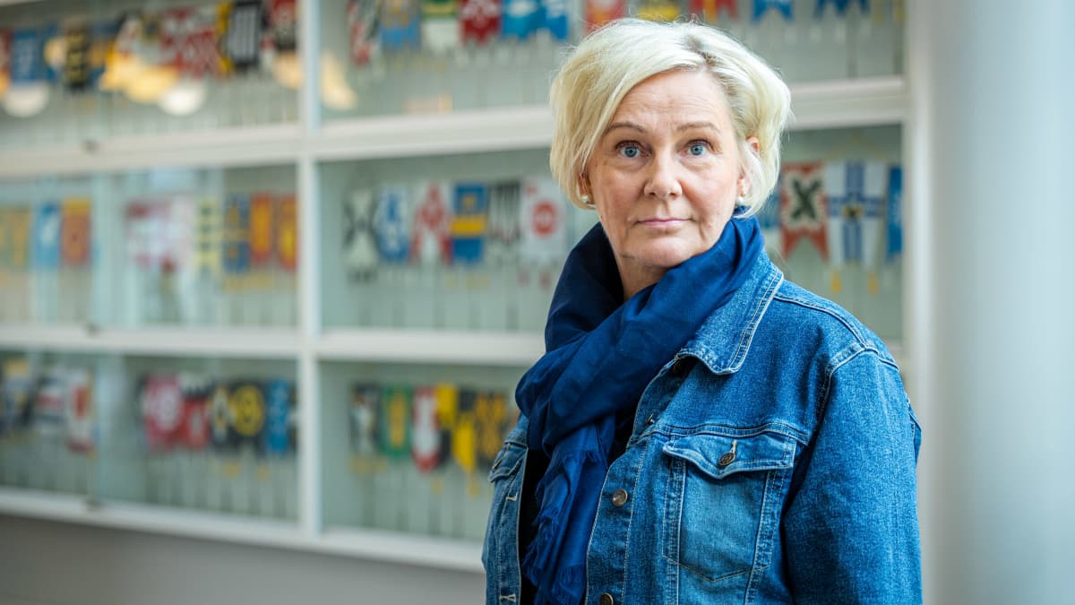 Viitasaaren kaupunginhallituksen puheenjohtaja Pirjo Grönholm-Paananen poseeraa kameralle.