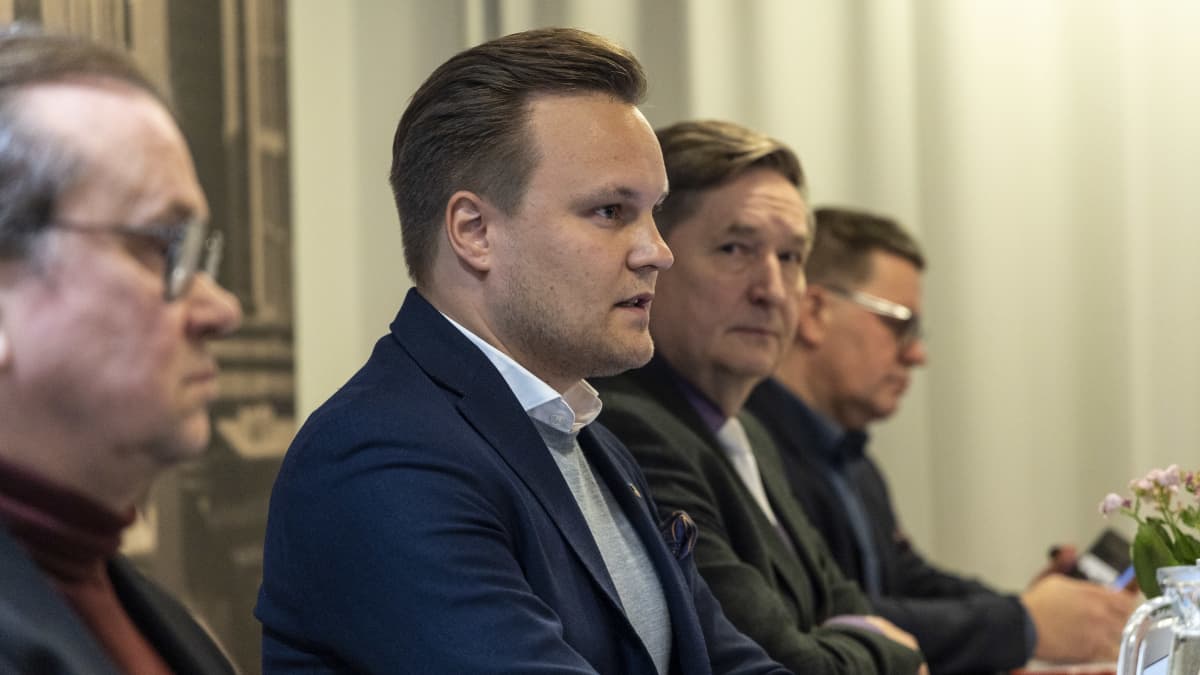 Kuopion kaupunginhallituksen Puheenjohtaja Eskelinen Aleksi istuvat tiedotustilaisuudessa.