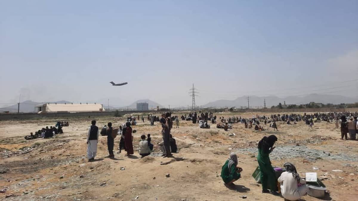 Afganistanilaiset ihmiset odottavat pääsyä sisälle Kabulin kansainvälisen lentokentälle.