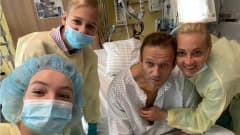 Aleksei Navalnyi perheensä ympäröimänä sairaalasängyssä.