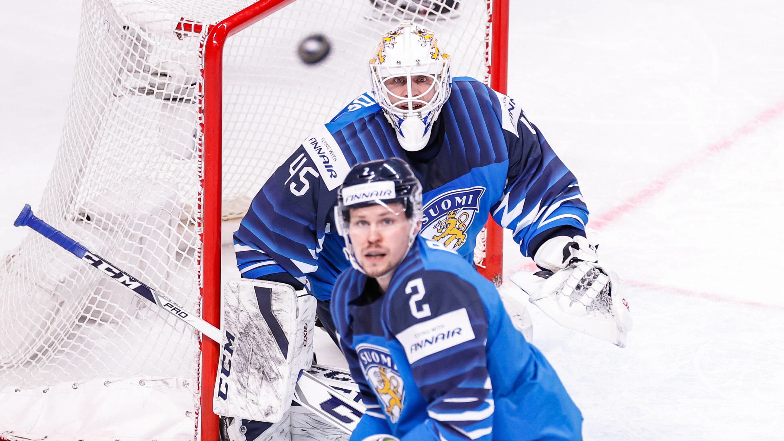 Suomen Jussi Olkinuora ja Ville Pokka seurasivat kiekkoa katseellaan jääkiekon MM-finaalissa.