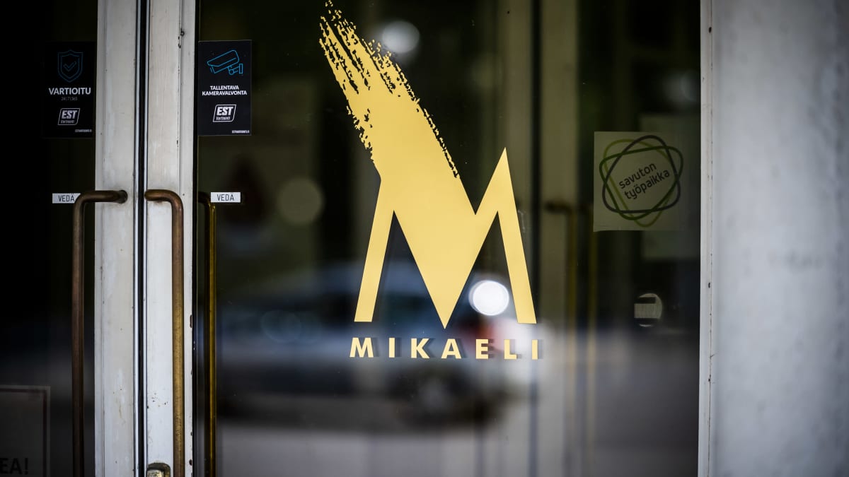 Mikaelin logo ovessa