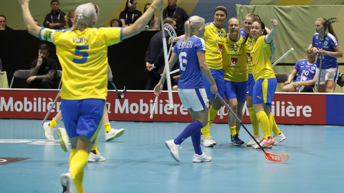 Ruotsi juhlii maalia Suomea vastaan.