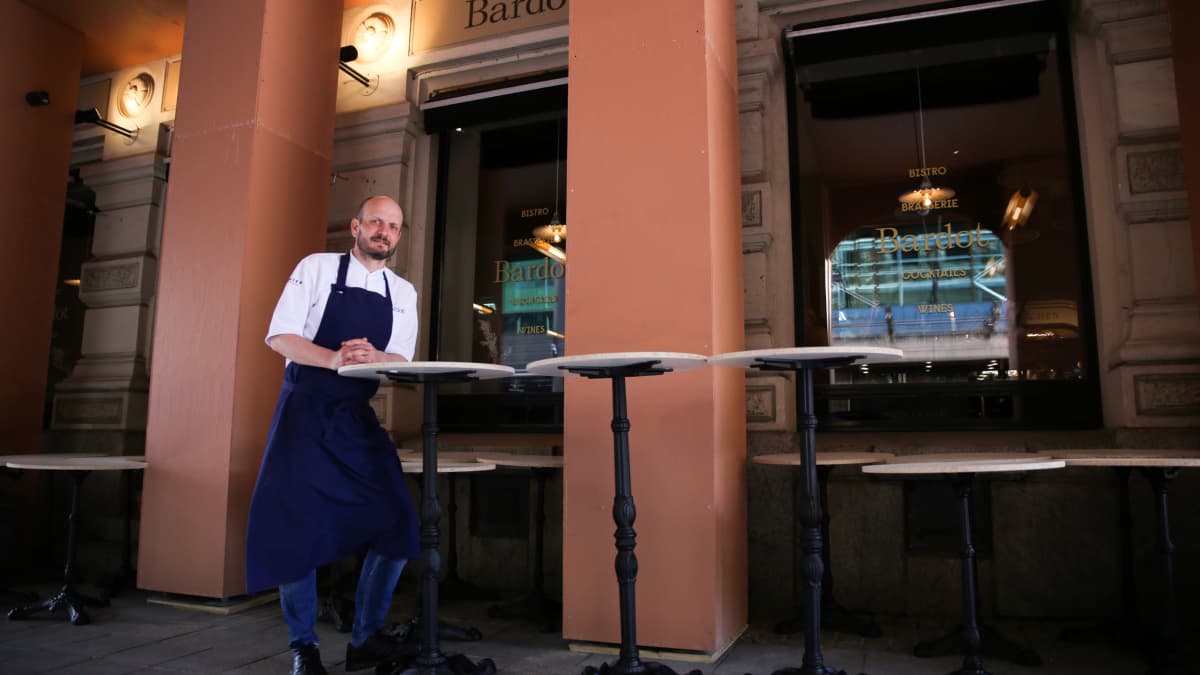 Ravintolat rakentavat nyt terasseja Helsingissä, kun kaupunki höllensi  luvansaantia – yksi näyttävimmistä on Hans Välimäen ravintolan pylväskäytävä