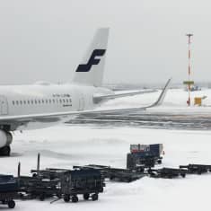 Finnarin lentokone Helsinki-Vantaan lentoasemalla. 