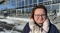 Forssan Pilvenmäen raviradan toiminnanjohtaja Elina Hirvonen raviradan katsomorakennuksen edessä.