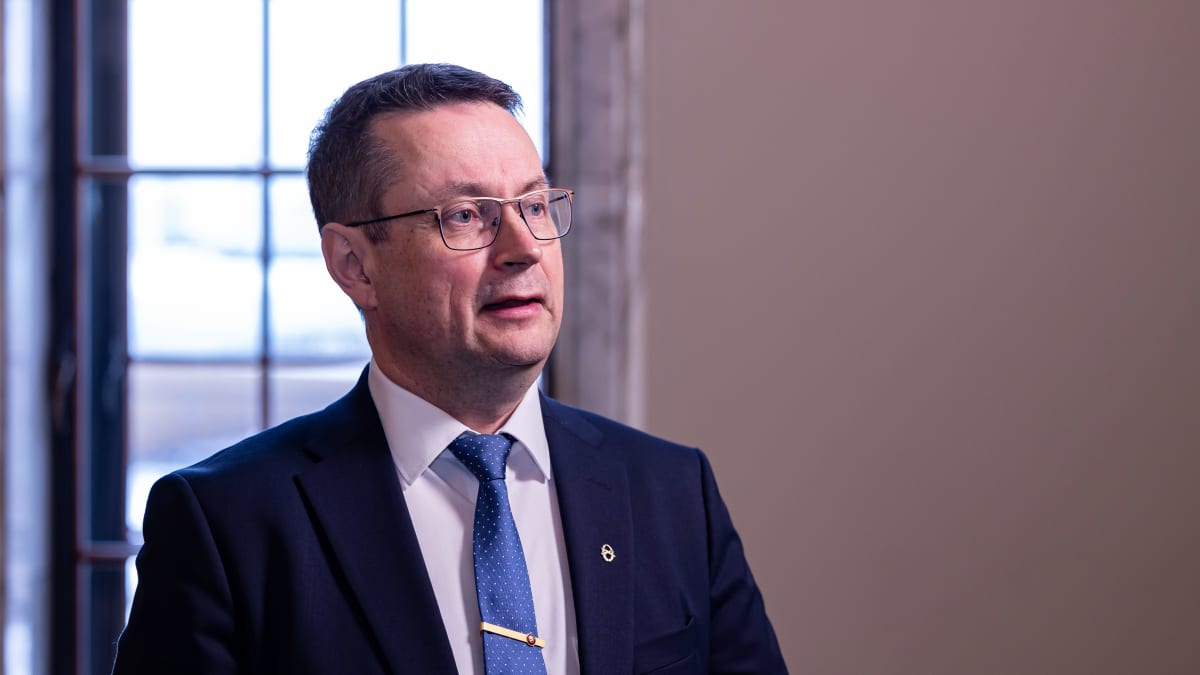 Puolustusvaliokunnan varapuheenjohtaja ja tiedusteluvalvontavaliokunnan puheenjohtaja kansanedustaja Mika Kari (SDP) haastattelussa Eduskunnan Valtiosalissa 19.1.2023. Toimittaja Jyrki Hara (Yle).