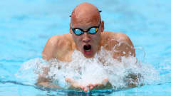 Matti Mattsson uimassa rintauinnin EM-välierissä.