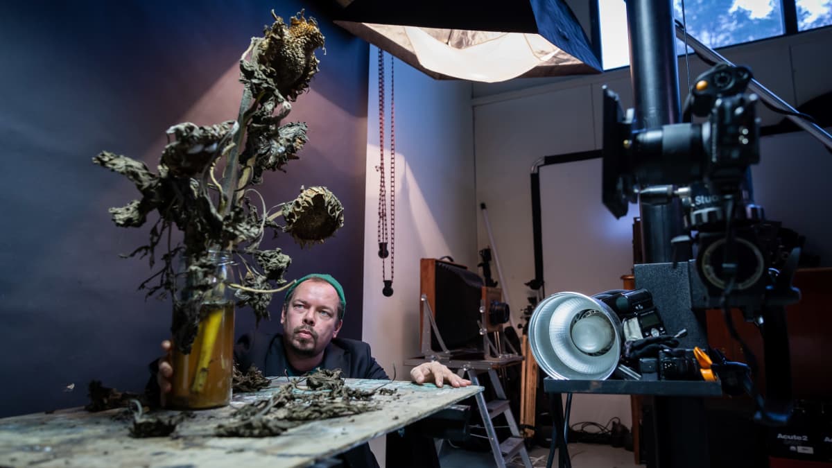 Suomalainen valokuvaaja ja kuvataiteilija Perttu Saksa valokuvastudiossaan, Helsinki, 15.11.2018.