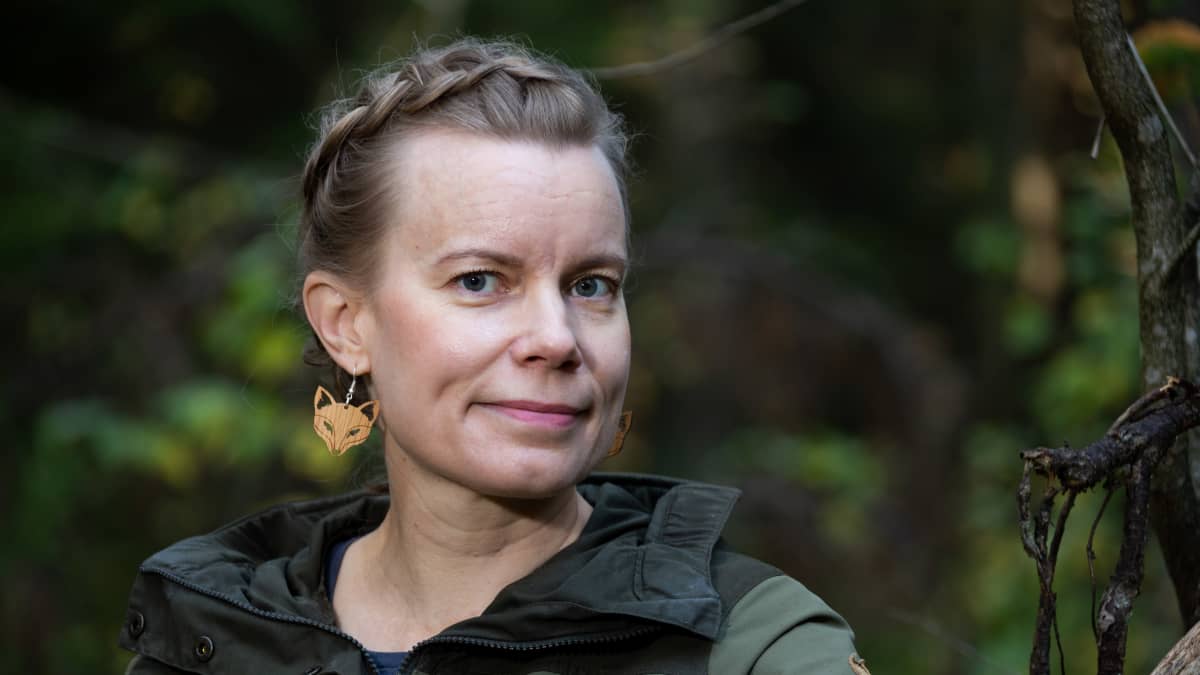 Tietokirjailija ja eläinaktivisti Mia Takula Paloheinän aarniometsässä.