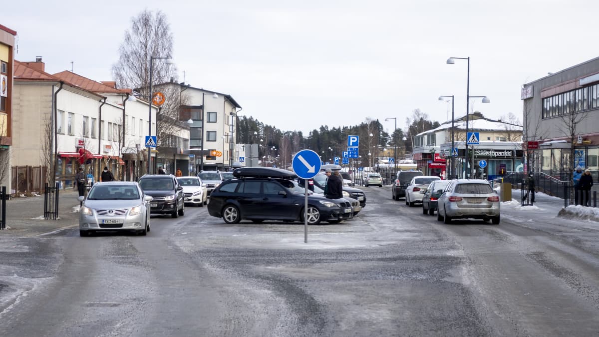 Autoliikennettä Jämsän Keskuskadulla.