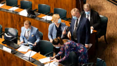 Perussuomalaisia valmistautumassa eduskunnan täysistuntoon. Elpymispakettikeskustelu.