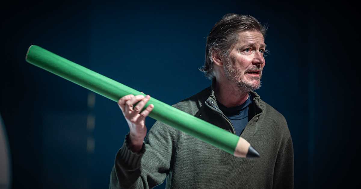 Juha Hurme tuo nuoren Eino Leinon Kajaanin teatteriin – ”Hän eli vain teksteillä”