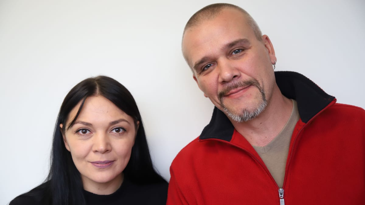 Nainen ja mies hymyilevät kameralle. Ukrainalainen Victoria Yeremenko ja Venäjältä Suomeen tullut ukrainalaissyntyinen Denis Savukov.