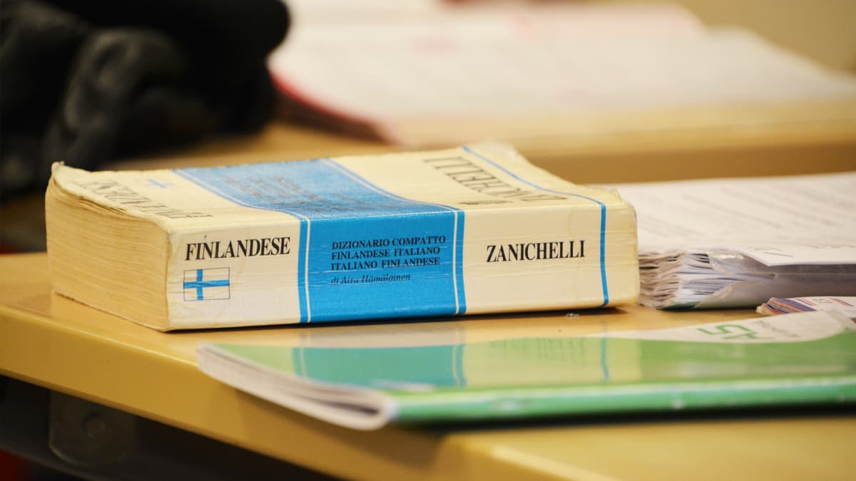 En finsk-italiensk ordbok på en pulpet.