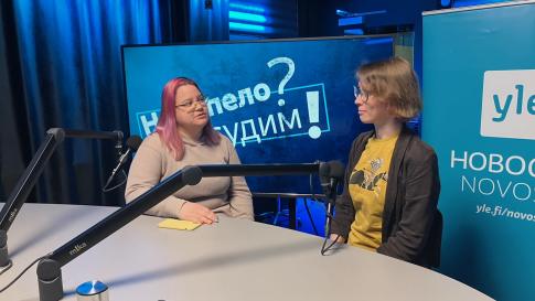 kaksi naista radiostudiossa.