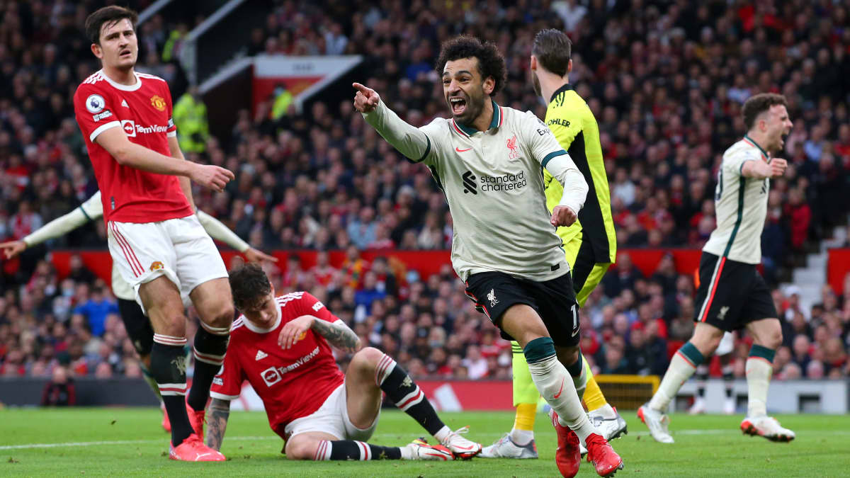 Mohamed Salah tuulettaa maalia Old Traffordilla. Taustalla pettyneitä Manchester Unitedin pelaajia.