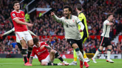 Mohamed Salah tuulettaa maalia Old Traffordilla. Taustalla pettyneitä Manchester Unitedin pelaajia.