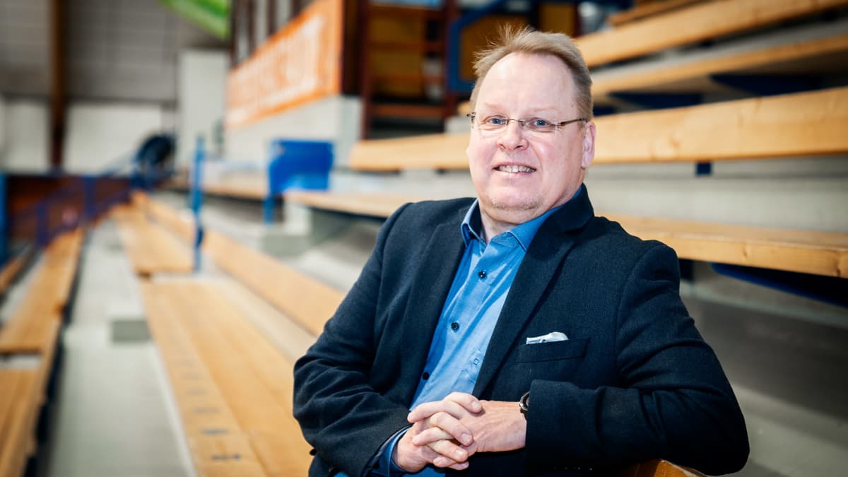 Kimmo Nurminen, Salibandyliigan toimitusjohtaja istuu Esportcentterin katsomossa