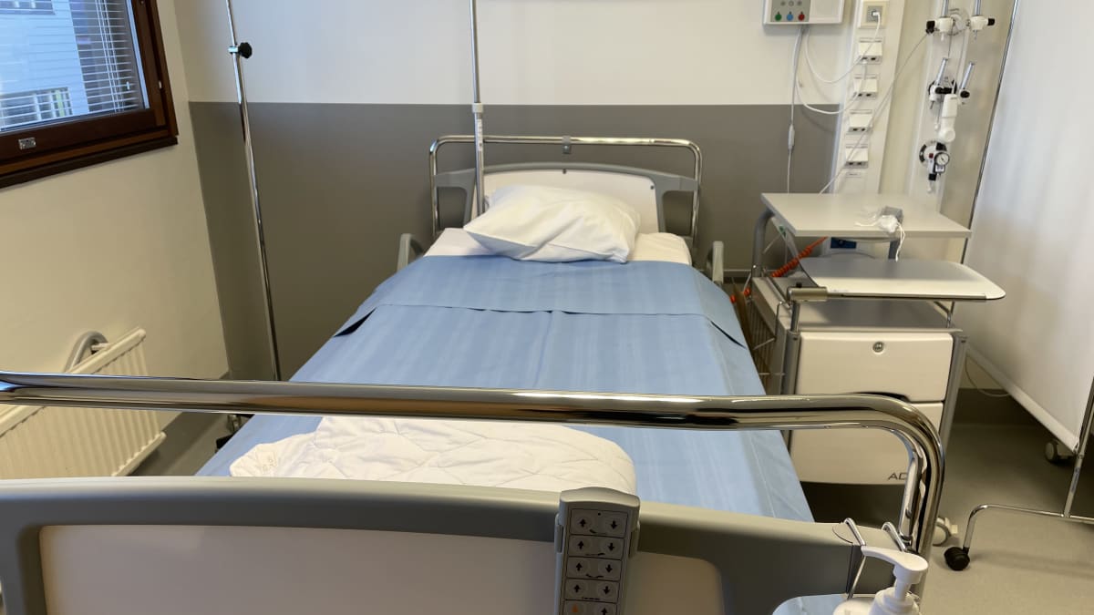 Tyhjä sairaalasänky Seinäjoen keskussairaalan pandemiaosastolla. 