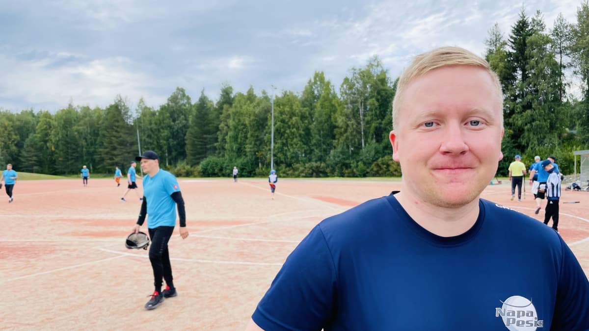 Napapiirin Pesis-Teamin harrastepesisvastaava Juhani Niskavaara seisoo Korkalovaaran pallostadionilla.