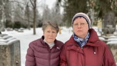 Puumalan kirkkovaltuuston entinen Marketta Auvinen ja Anne Kietäväinen Puumalassa.