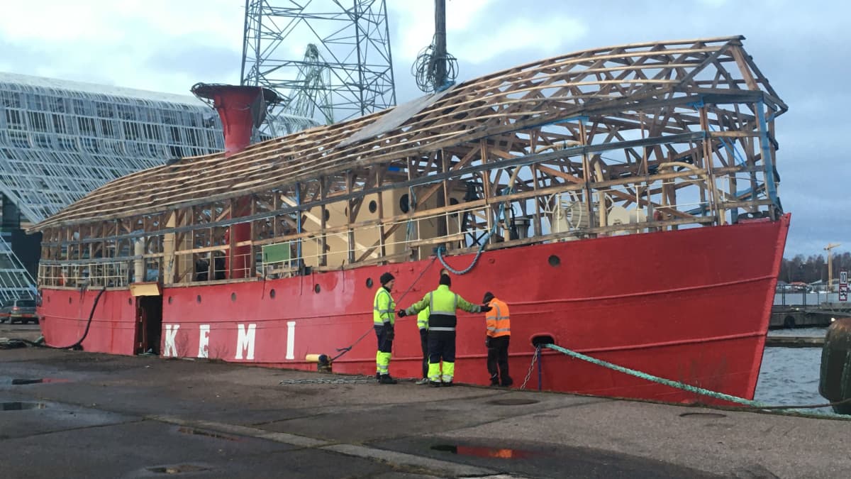 Majakkalaiva Kemi lähdössä kunnostukseen Suomenlinnaan marraskuussa 2020.