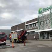 Paloautoja Ekovillan tuotantolaitoksen edustalla Kouvolassa.