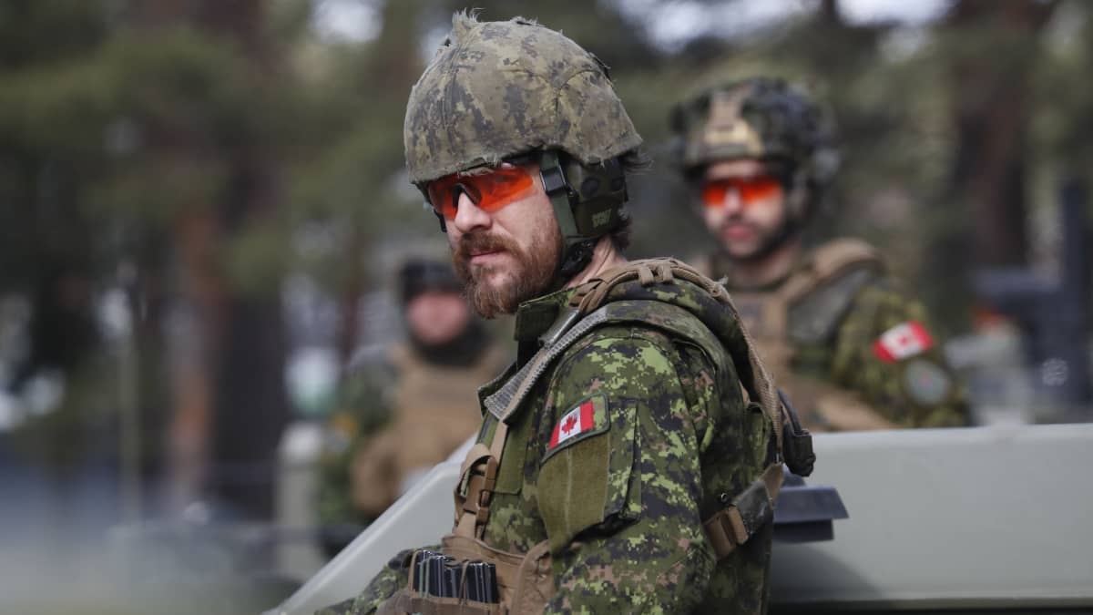 Kanadalaissotilas Naton sotaharjoituksessa Latviassa keskiviikkona, 29.3.2023.