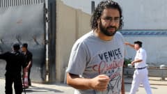Alaa Abdel Fattah saapumassa oikeudenkäyntiin kesäkuussa 2014.