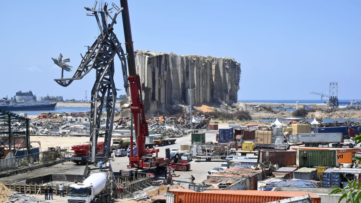 Työntekijät pystyttävät muistomerkkiä Beirutin satamassa.