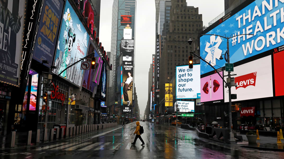 Times Squarella oli maanantaina hiljaista.