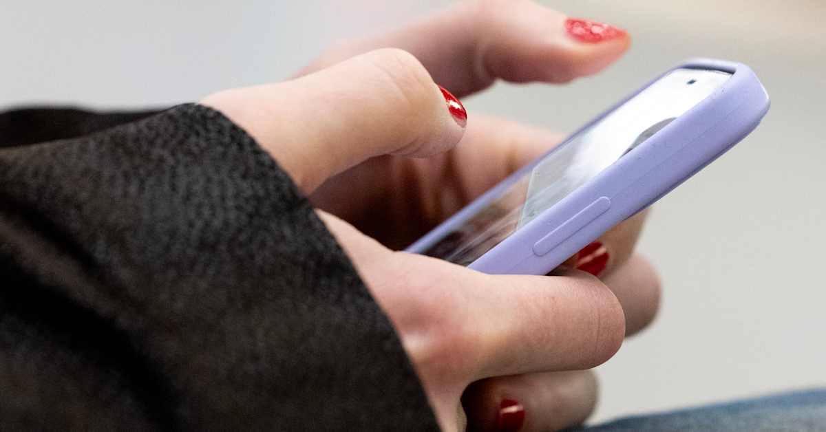 Social Media & Anxiety in Teens: Study Links Usage to Mental Health & Sleep Loss