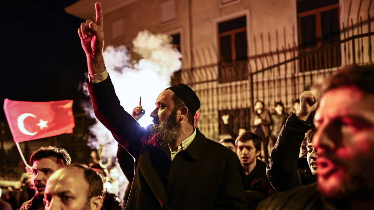 Turkkilaiset osoittivat mieltään sunnuntaina Ruotsin konsulaatin edustalla Istanbulissa sen jälkeen, kun äärioikeistolaisen Rasmus Paludanin mielenosoituksessa oli lauantaina poltettu koraani Tukholmassa.