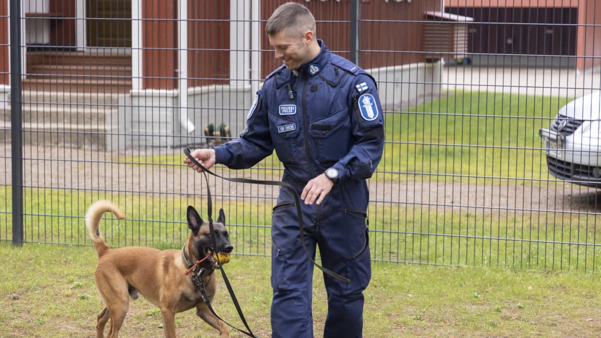 Vanhempi konstaapeli Juho Niemi ja poliisikoira Uuno.