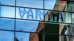 Työeläkevakuutusyhtiö Varman logo pääkonttorin julkisivussa.