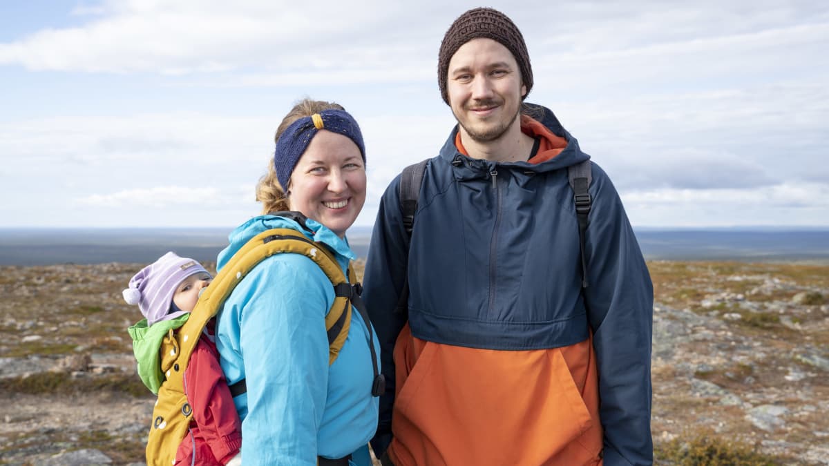Tuuli ja Ville Laaksonen ovat lähteneet vaeltamaan Urho Kekkosen kansallispuistoon tyttärensä Ingan kanssa